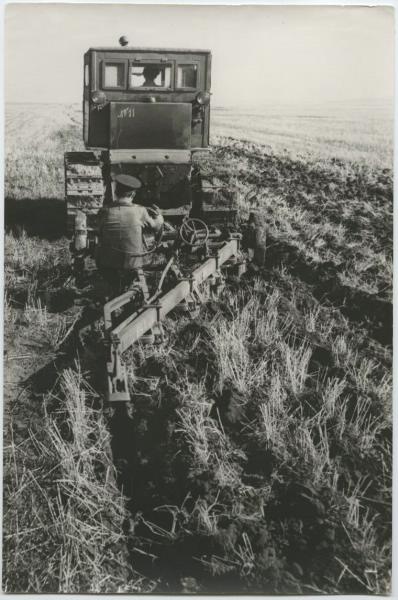 Трактор с прицепом работает в поле, 1960-е