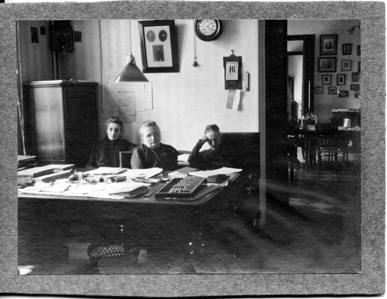Три женщины в интерьере кабинета, 1900-е. Видео «Переход» и выставка «Календари» с этой фотографией.