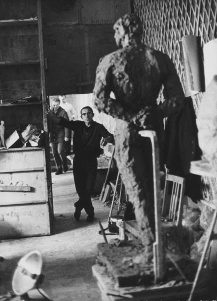 В мастерской скульптора, январь 1969, г. Москва. Из серии «МВХПУ, бывшее Строгановское училище».