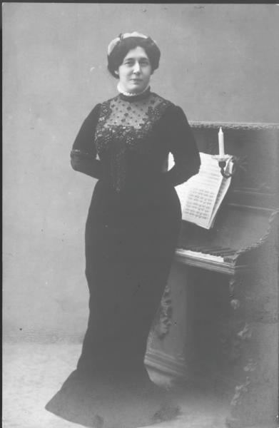 Женский портрет, 1910 - 1915. Выставка «Свеча горела...» с этой фотографией.