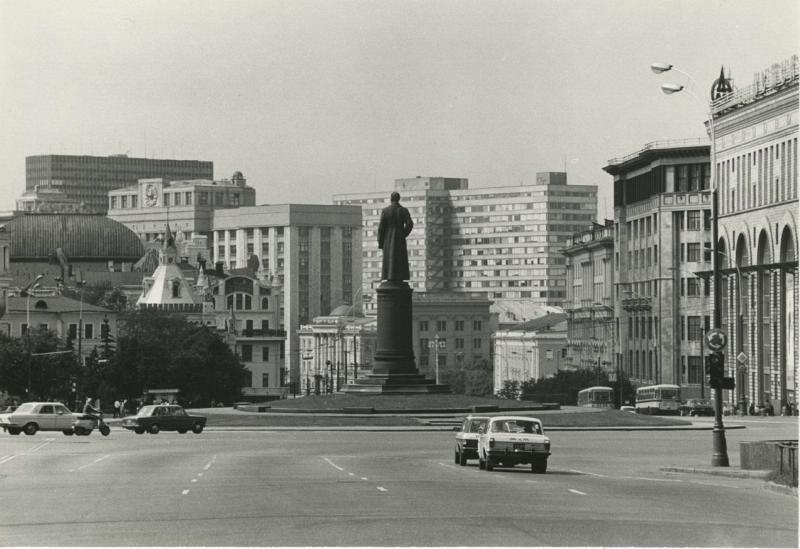 Площадь Дзержинского, 12 августа 1979, г. Москва. Ныне&nbsp;– Лубянская площадь.Выставка «"Детский мир" на Лубянке» с этим снимком.
