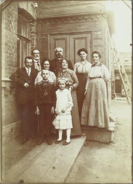 Семья Пановых на крыльце, 1900 - 1910