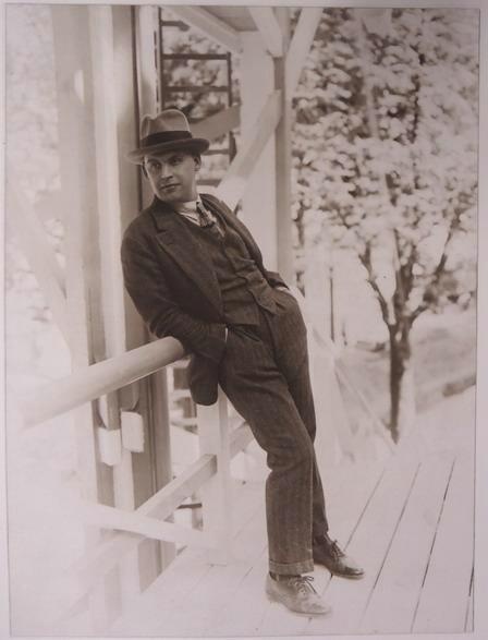 Александр Родченко у входа в павильон Константина Мельникова на выставке 1925 года в Париже, март - октябрь 1925, Франция, г. Париж. Выставка «Без погон, но в шляпе» с этой фотографией.