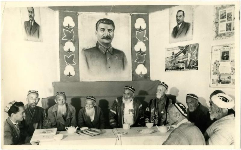Представители среднеазиатских республик за столом, 1945 - 1950
