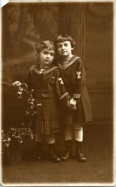 Портрет двух девочек в матросках, 1907 - 1916