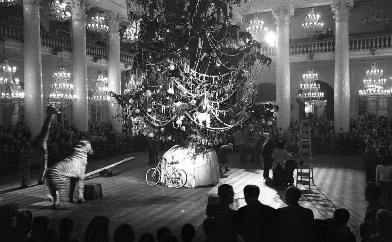 Новогодняя елка в Колонном зале Дома Союзов, 1947 год, г. Москва. Выставка «10 лучших елок» с этой фотографией.