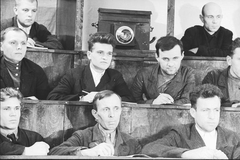Металлурги учатся. Студенты на занятиях в техникуме, 1937 год, г. Магнитогорск