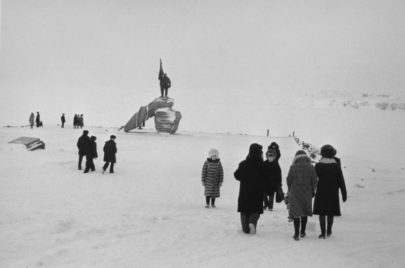 Памятник первому ревкому Чукотки Мандрикову, 1975 год, Чукотский национальный округ, г. Анадырь