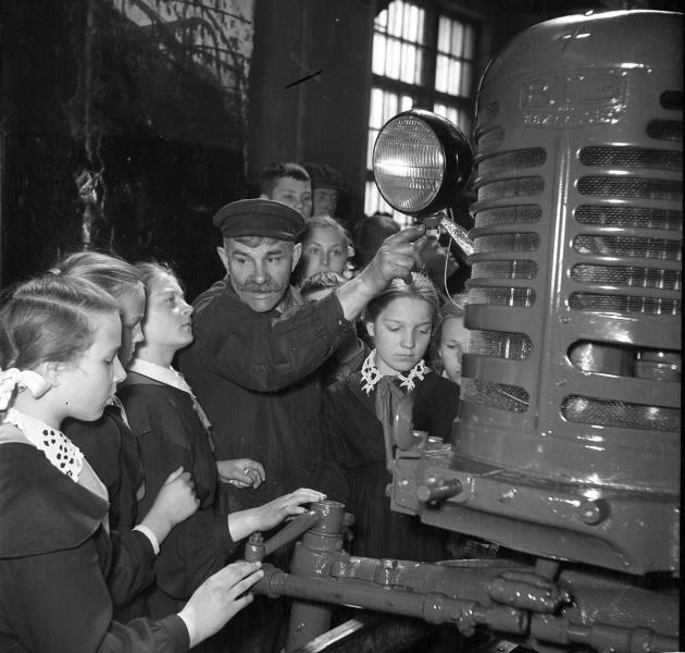 Мастер с пионерами у трактора на конвейере, 1953 - 1955, г. Владимир