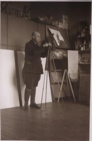 Александр Родченко у штатива в студии, 1927 год, г. Москва
