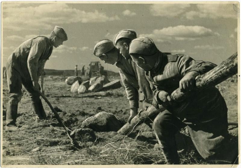 Отделение саперов старшего сержанта А. Сергеева на строительстве дороги, 1943 год