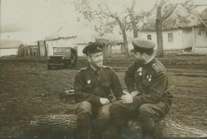 Портрет военных, 1943 - 1945. Фотограф Арон Замский&nbsp;разговаривает с май­ором Ни­ко­лаем&nbsp;Крас­но­женым.