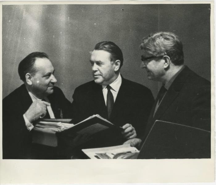 Виктор Темин беседует с двумя мужчинами, 1970-е