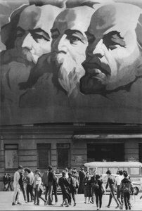 Проходная, 1979 год, Липецкая обл., г. Липецк. Панно с портретами Карла Маркса, Фридриха Энгельса и Владимира Ленина.Выставки&nbsp;«Будни эпохи застоя», «Монументальный фон»,&nbsp;«Свиридова и Воздвиженский. Ретроспектива», «СССР в 1979 году»&nbsp;и&nbsp;видео «Настоящее счастье Нины Свиридовой и Дмитрия Воздвиженского», «Андрей Дементьев. "Мир держится на добрых людях"» с этой фотографией. 