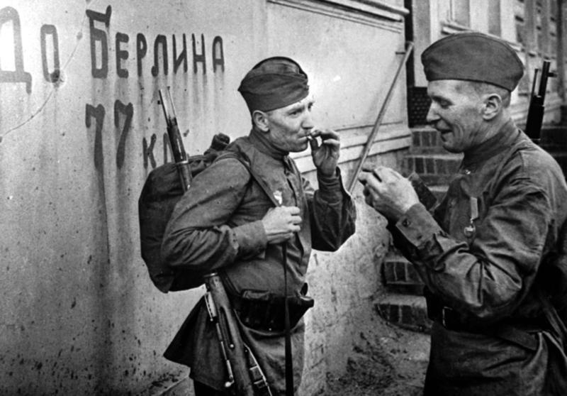 Солдаты Великой Отечественной Войны, 1945 год, Германия. Выставка «Говорить на одном языке» с этой фотографией.