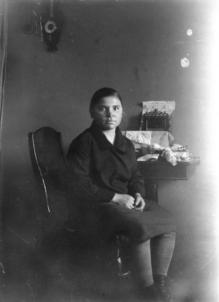 Девушка у столика, 1920-е. Из архива семьи Раутенштейнов.&nbsp;