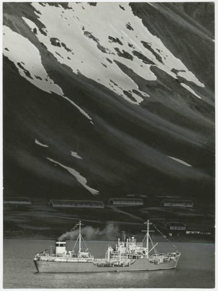 Бухта Провидения – арктический порт. Из серии «Встречи с Чукоткой», 1972 год