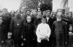 Крестьяне села Моховое после воскресной молитвы, 8 июля 1902, Тульская губ., с. Моховое. Выставки&nbsp;«Освобожденные крестьяне», «Молитва»&nbsp;и «Дореволюционная Россия: крестьянская жизнь» с этой фотографией.