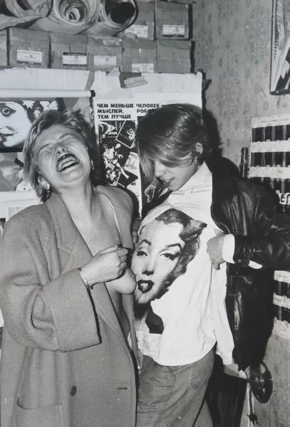«Поцелуй», 1984 год, г. Ленинград. Выставка: «Рок-н-рольщики» с этой фотографией.На фотографии – Сергей Бугаев «Африка».