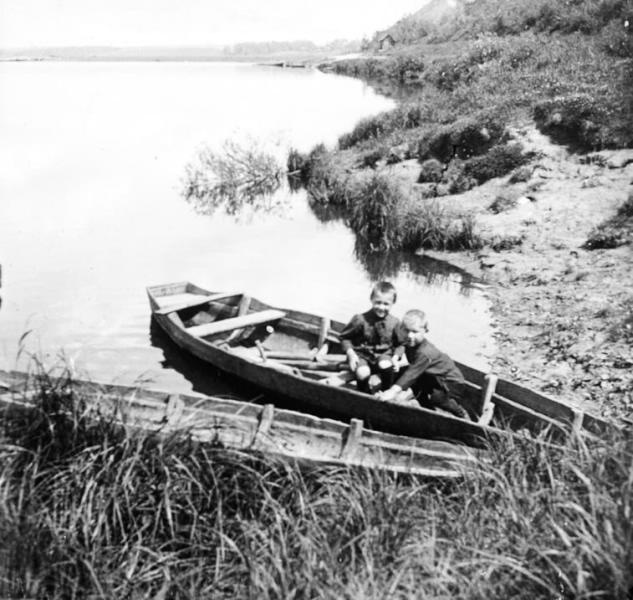 Дети в лодке, 1910-е, Владимирская губ., Вязниковский у., с. Станки