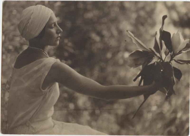 Портрет женщины с цветком, 1926 год. Видео «НЭП: новая экономическая политика» и выставка «В стиле НЭП» с этой фотографией.