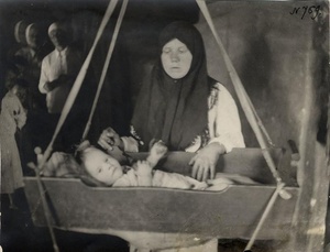Крестьянка качает зыбку с ребенком, 1930 год, Нижегородский край, Муромский р-н. Из серии «Дети страны Советов».