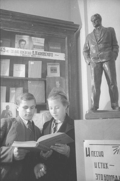 Центральный клуб металлургов. В библиотеке около скульптуры Владимира Маяковского, 1937 год, г. Магнитогорск