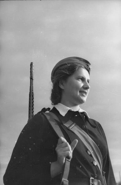 Портрет девушки, 1939 - 1945. Портрет молодой женщины самозарядной винтовкой Токарева (СВТ-40) за плечом.&nbsp;Выставка «Защитники Отечества» с этой фотографией.