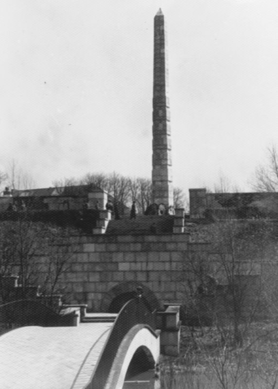 Памятник 1200 гвардейцам, май 1956, г. Калининград, Гвардейский пр-т. Из семейного архива А. Д. Фесенко.
