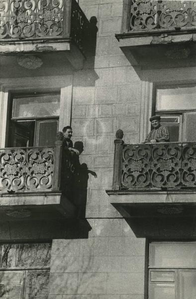 На балконе, 1966 - 1972, Узбекская ССР. Выставка «На балконе» с этой фотографией.