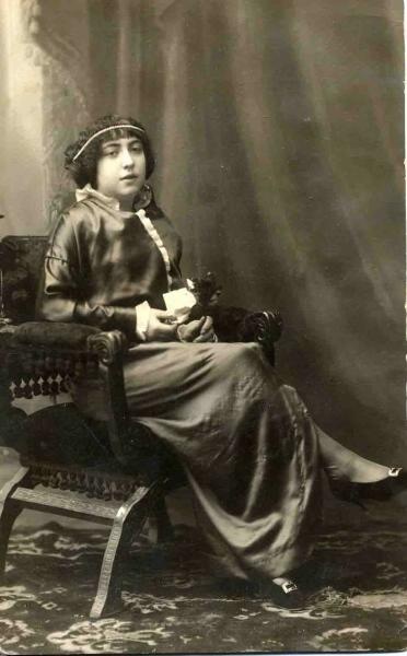 Портрет девушки в кресле, 1914 год, Смоленская губ., г. Смоленск