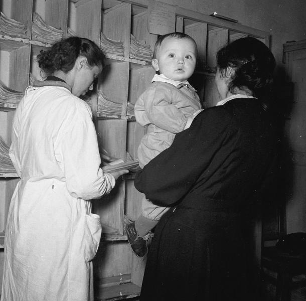 В детской консультации, 1950-е