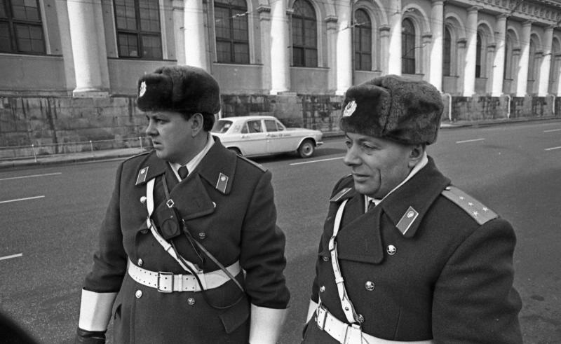 Милиционеры у стен Манежа во время проведения XXV съезда КПСС, 1976 год, г. Москва