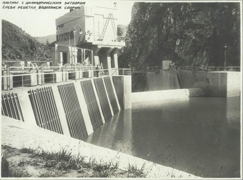 Дзорагетская гидроэлектростанция – ДЗОРАРЕС имени Сталина. Мощность 21750 квт. Плотина с цилиндрическим затвором, 1930-е, Армянская ССР, с. Дсех. Строительство Дзорагетской ГЭС было начато в 1927 году. Первый гидроагрегат станции пущен 15 ноября 1932 года, второй и третий гидроагрегаты введены в эксплуатацию в 1933 году.