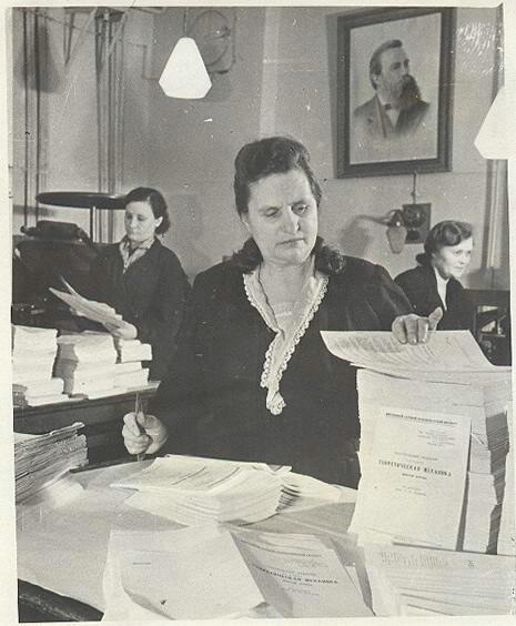 Работница типографии Е. Г. Боброва брошюрует методические задания для студентов-заочников, 27 мая 1953, г. Москва