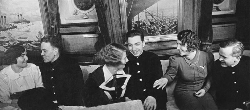 Петр Ширшов, Эрнст Кренкель и Евгений Федоров с женами в кают-компании ледокола «Ермак», 1938 год