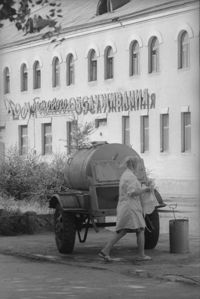     Фото Женщинапродавец около бочки с квасом, 1967 год, Волгоградская обл., г. Волжский  История России в фотографиях