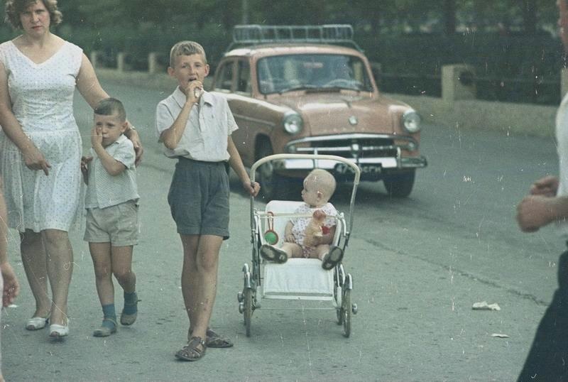     Фото На улице, 1967 год, Волгоградская обл., г. Волжский - История России в фотографиях