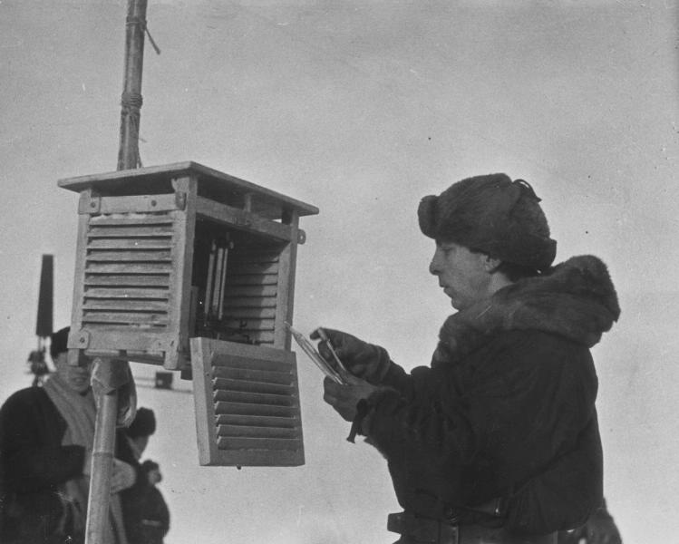 Евгений Федоров проводит исследования, 6 июня 1937 - 19 февраля 1938, Северный полюс. Высадка экспедиции на лед была выполнена 21 мая 1937 года. Официальное открытие дрейфующей станции «Северный полюс-1» состоялось 6 июня 1937 года. Через 9 месяцев дрейфа (274 дня) на юг станция была вынесена в Гренландское море, льдина проплыла более 2000 км. Ледокольные пароходы «Таймыр» и «Мурман» сняли полярников 19 февраля 1938 года.Видеовыставка «Северный полюс-1» с этой фотографией.&nbsp;