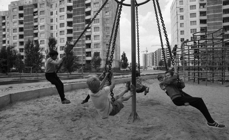 На детской площадке, 1985 год, Украинская ССР, г. Херсон. Выставки&nbsp;«Игра длиной в полвека» и «Українська РСР» с этой фотографией.