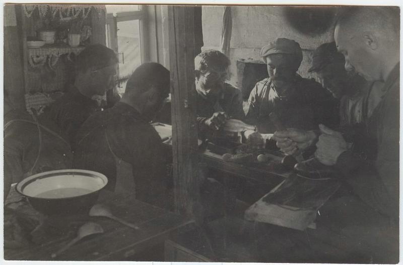 Обед в сапожной мастерской, 1930-е