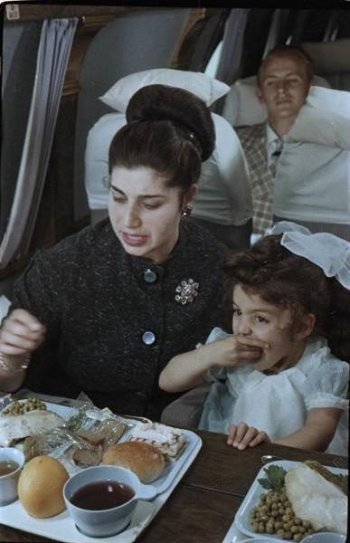 Женщина с ребенком на борту самолета, 1960-е. Выставки&nbsp;«Bon appetit!», «Перелет»,&nbsp;«10 модных фотографий: 1960-е»,&nbsp;«Мода ХХ века в 100 фотографиях», «Вон из Москвы» с этой фотографией.