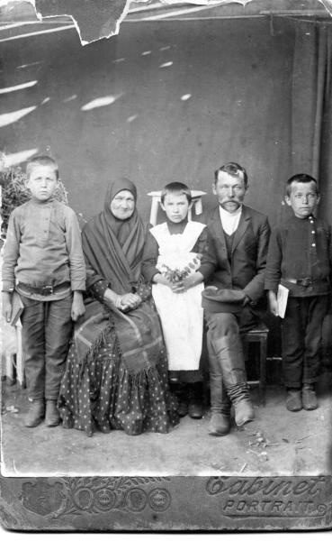 Бабушка, дедушка и внуки, 1900-е