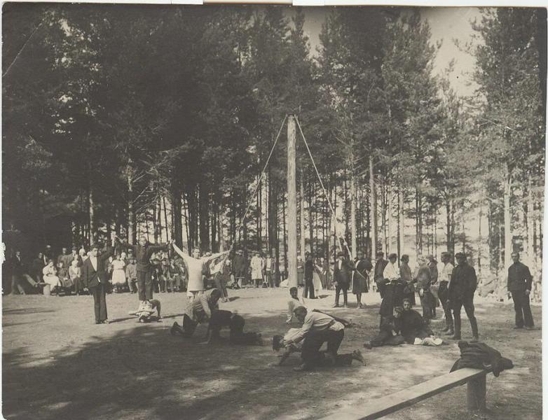 Показательные выступления молодежи в городском парке, 1930-е