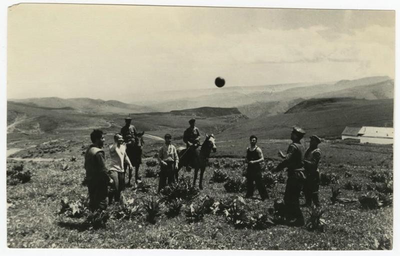Высокогорные пастбища. Игра в мяч, 1954 год