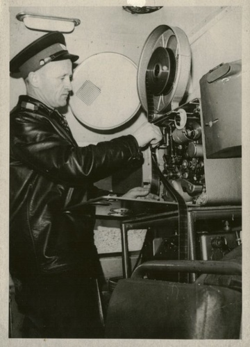 Инспектор Рюрик Катяшичев во время демонстрации фильма, 1980-е, Вологодская обл., г. Череповец