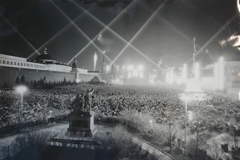 Праздничная Красная площадь, 1960-е, г. Москва, Красная пл.. Выставки&nbsp;«Москва праздничная»&nbsp;и&nbsp;«Поворот истории. Поворот памятника» с этой фотографией.
