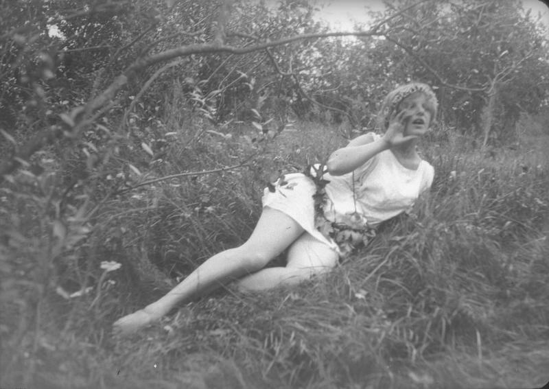 Девушка в тунике и венке, 1920-е