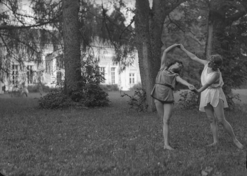 Девушки в туниках на усадебной поляне, 1920-е. Выставка «Жертва ню. Эротические снимки Александра Гринберга» с этой фотографией.&nbsp;