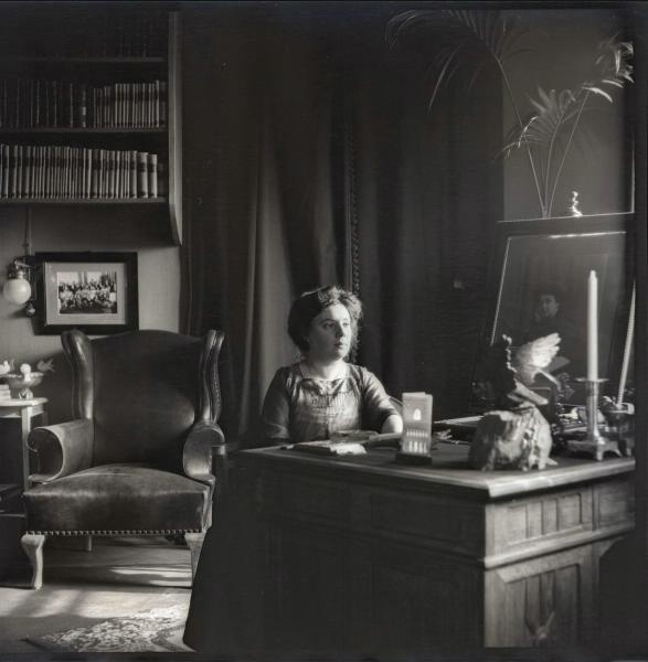Женщина за письменным столом в доме артистки оперетты Веры Михайловны Шуваловой, 1911 год, г. Санкт-Петербург